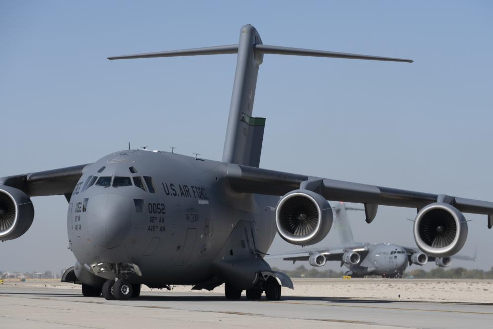 C-17 Globemaster IIIs with the U.S. Air Force 62nd Airlift Wing conduct integrated combat turns.